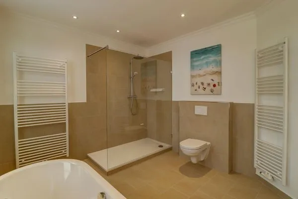 Badezimmer  Villa Johanna App. 3 - großzügiges Ferienappartement mit Balkon & Weitblick über den Niendorfer Hafen