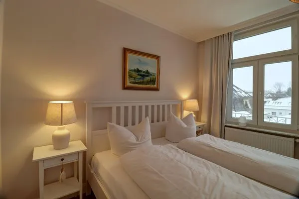Schlafzimmer  Villa Johanna App. 3 - großzügiges Ferienappartement mit Balkon & Weitblick über den Niendorfer Hafen