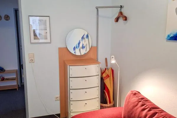 Schlafzimmer mit bequemer Schlafcouch Haus Fritz-Reuter-Straße 5 Ferienwohnung Herbst