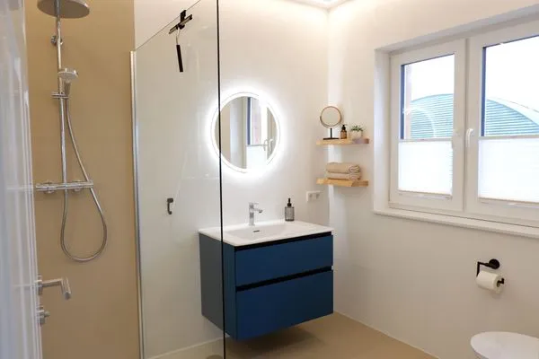 Badezimmer mit Fußbodenheizung und Fenster  Ferienhaus Landliv Stuuv