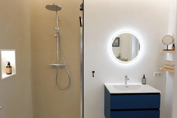 Badezimmer mit Regendusche  Ferienhaus Landliv Stuuv