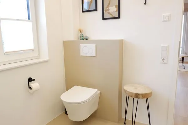 Badezimmer mit WC und Ablage  Ferienhaus Landliv Stuuv