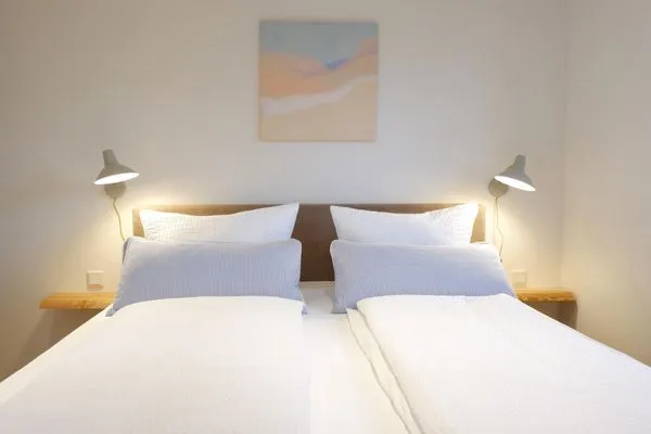 Schlafzimmer mit Boxspringbett (180x200cm)  Ferienhaus Landliv Stuuv
