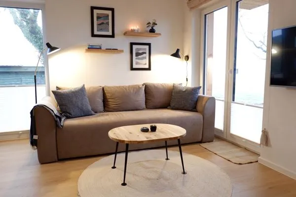 Wohnbereich mit gemütlichem Schlafsofa (ausgezogen 160x200cm)  Ferienhaus Landliv Stuuv