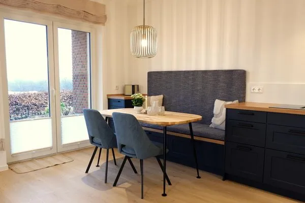 Essbereich mit gemütlicher Sitzbank und Terrassenzugang  Ferienhaus Landliv Stuuv
