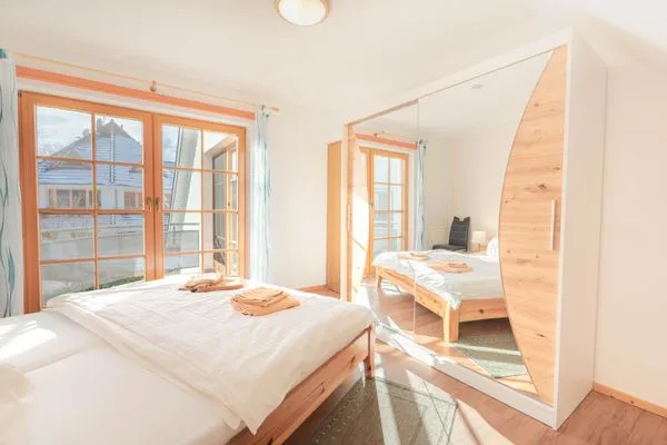 Schlafzimmer mit Doppelbett und Kleiderschrank Ferienpark Freesenbruch Wohnung 2.4 - Familientraum