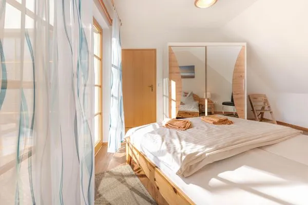 Schlafzimmer mit Doppelbett und Kleiderschrank Ferienpark Freesenbruch Wohnung 2.4 - Familientraum