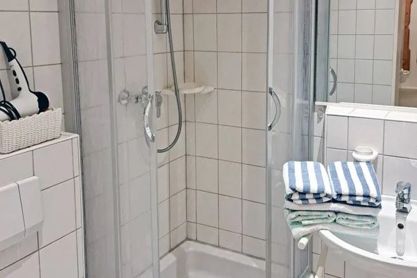 Badezimer mit Dusche und WC Haus Südwind Haus Südwind Whg. 25 Leichte Brise