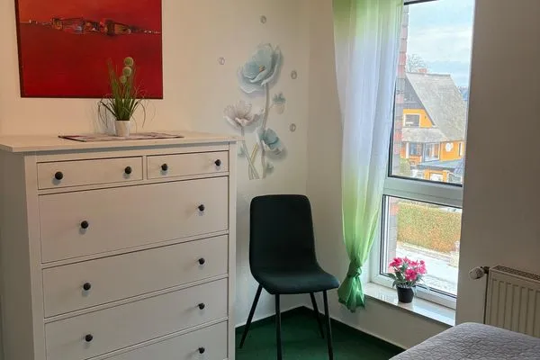 Kommode im Schlafzimmer mit Doppelbett  Ferienwohnung Jonathan