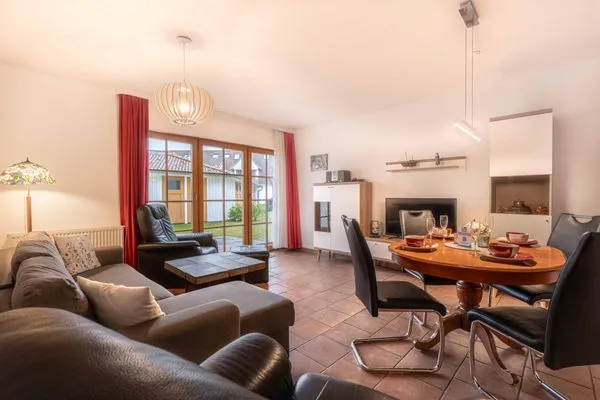 Wohnzimmer mit Essbereich Ferienpark Freesenbruch Wohnung 2.3 - Waldesruh