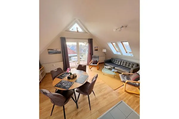 Wohnbereich mit Sofa und Essecke  Ferienwohnung Seepferdchen