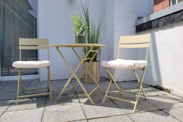 Sitzbereich vor dem Appartement  Charmantes Appartement am Hafen mit gratis Bettwäsche-Paket und Terrasse