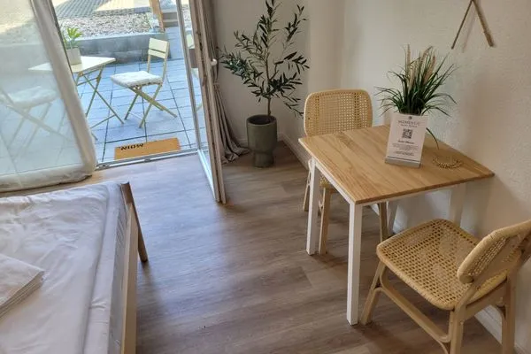 Sitz- und Essbereich im Appartement  Charmantes Appartement am Hafen mit gratis Bettwäsche-Paket und Terrasse