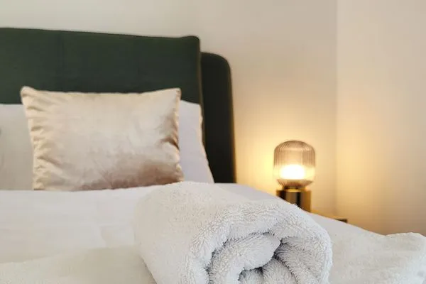 Gratis mit Bettwäsche-Paket - Bezogenes Bett für Sie!  Romantische Ferienwohnung am Hafen mit gratis Bettwäsche-Paket und Terrasse