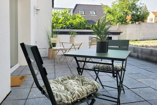 Kleiner Sitzbereich auf der Terrasse vor der Ferienwohnung  Romantische Ferienwohnung am Hafen mit gratis Bettwäsche-Paket und Terrasse