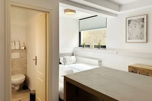 Blick in das 1-Zimmer Appartement im Untergeschoss  Strandnahe Mini Ferienwohnung im Souterrain mit gratis Wäschepaket