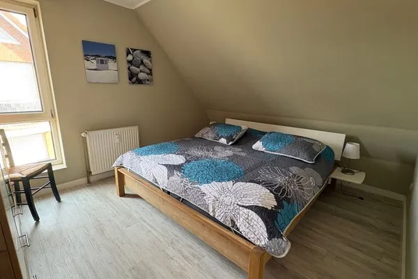 Schlafzimmer mit Doppelbett  Ferienwohnung Seepferdchen