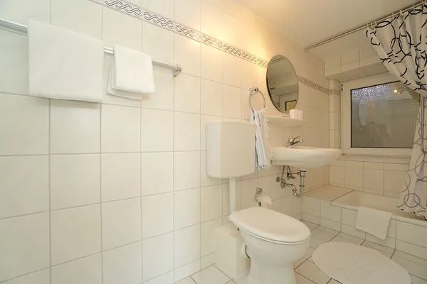 Badezimmer  Ferienwohnung „Kleine Bucht" Eckernförde – ruhig gelegen, strandnah, für zwei