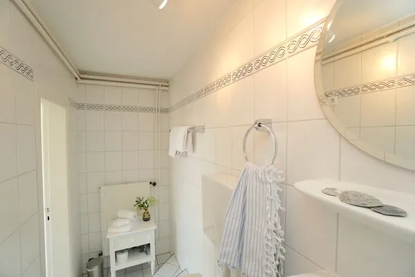 Badezimmer  Ferienwohnung „Kleine Bucht" Eckernförde – ruhig gelegen, strandnah, für zwei