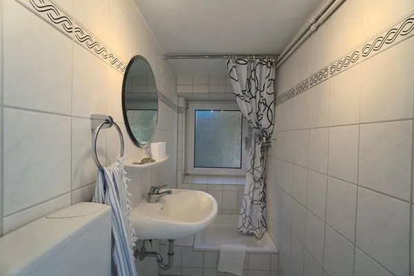 Badezimmer  Ferienwohnung „Kleine Bucht" Eckernförde – ruhig gelegen, strandnah, für zwei