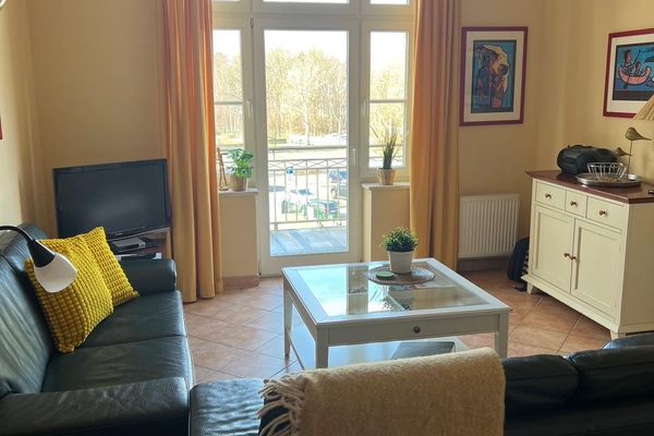 Wohnbereich mit Zugang zum Balkon