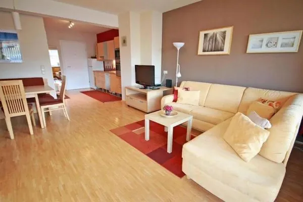 Sofa, Fernseher und Essbereich  Apart 13 by Alpenidyll Apartments