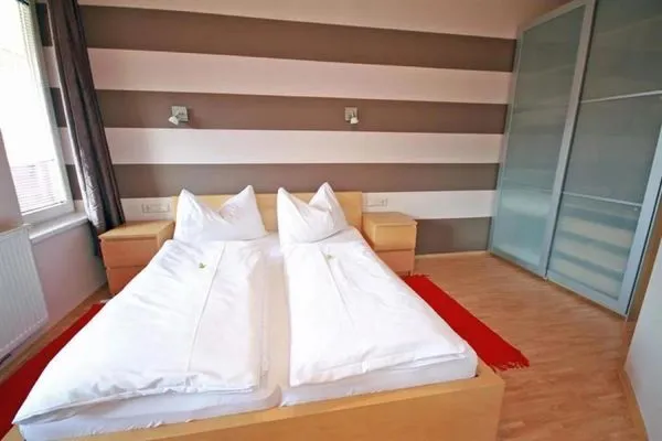 Schlafzimmer mit Doppelbett  Apart 13 by Alpenidyll Apartments