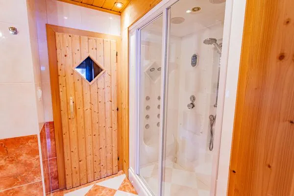 Badezimmer, Dusche und WC  Bergidyll 11 by Alpenidyll Apartments