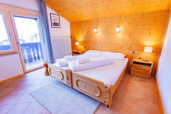 Doppelbett, Zugang Balkon  Bergidyll 11 by Alpenidyll Apartments