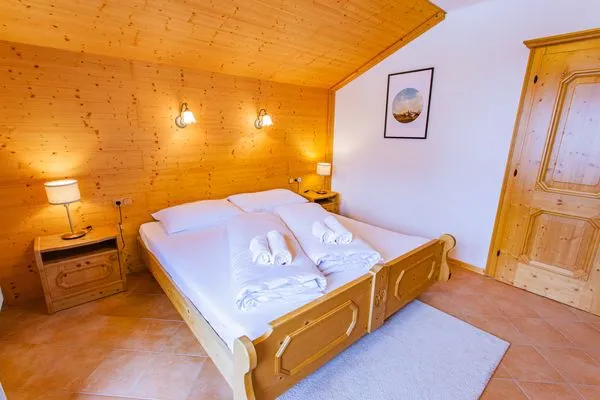 Doppelbett, Zugang Balkon  Bergidyll 11 by Alpenidyll Apartments