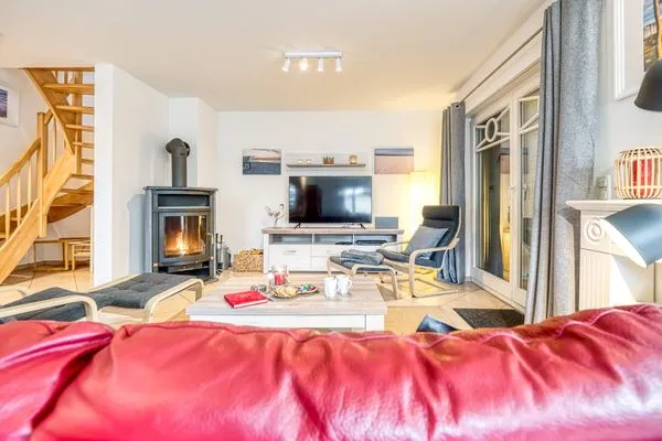 Wohnbereich mit TV und Kamin  Haus Leni