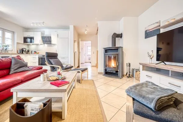 Wohnbereich mit Kamin und Blick zur Küche  Haus Leni