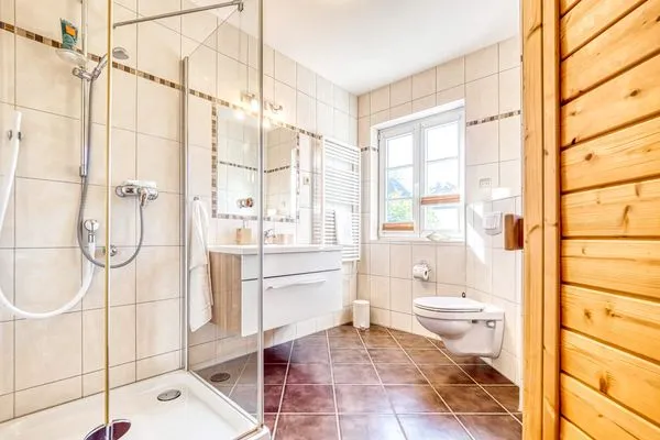 Badezimmer mit Dusche im Erdgeschoss  Haus Leni