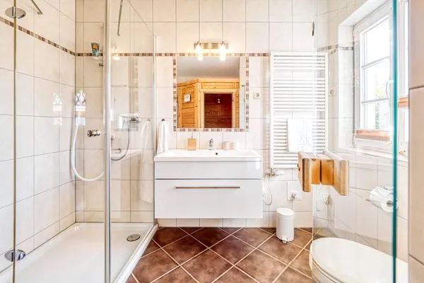 Badezimmer mit Dusche im Erdgeschoss  Haus Leni