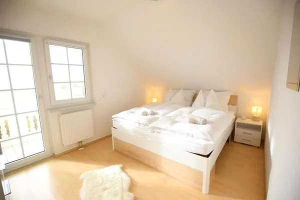 Schlafzimmer 1, Doppelbett und Fernseher  Ferienhaus Aich by Alpenidyll Apartments
