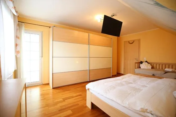 Schlafzimmer2, Doppelbett mit Fernseher  Ferienhaus Aich by Alpenidyll Apartments