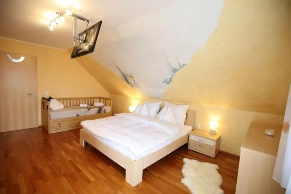 Schlafzimmer 2, Doppelbett mit Fernseher  Ferienhaus Aich by Alpenidyll Apartments