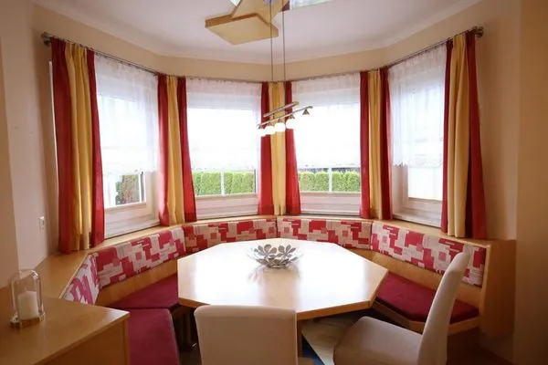 Essbereich mit Aussicht in den Garten  Ferienhaus Aich by Alpenidyll Apartments