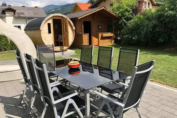 Sitzbereich mit Aussicht in die Berge  Ferienhaus Aich by Alpenidyll Apartments