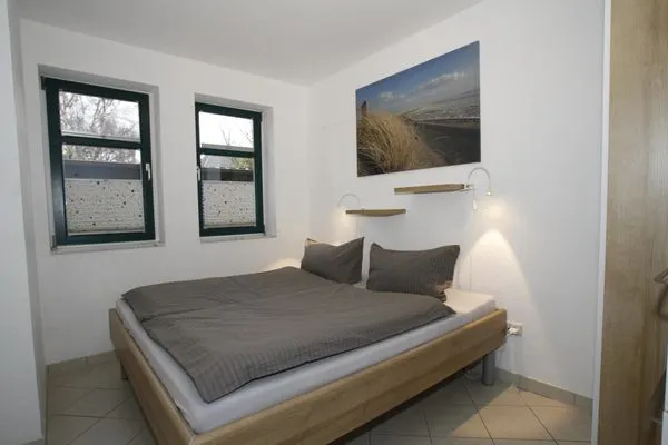 Schlafzimmer mit Doppelbett Landhaus Heine Aake-Huus Whg. 01