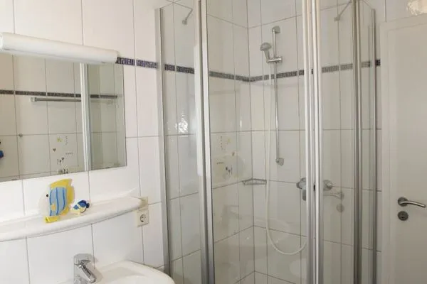 Dusche mit niedrigem Einstieg Landhaus Heine Aake-Huus Whg. 01