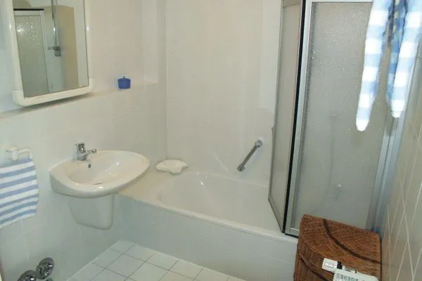 Bad mit Duschbadewanne Bootsweg 8 Achterdeck Whg. 01