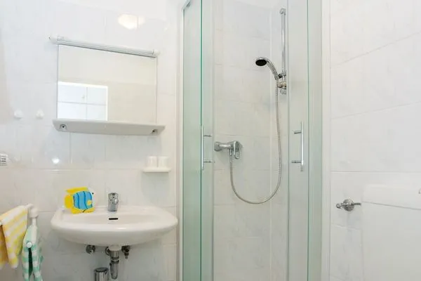 Dusche mit niedrigem Einstieg Zedeliusstraße 14 Ambiente Whg. 05