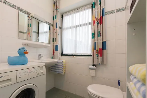 Badezimmer mit Waschmaschine Landhaus Heine Eck-Huus Whg. 01