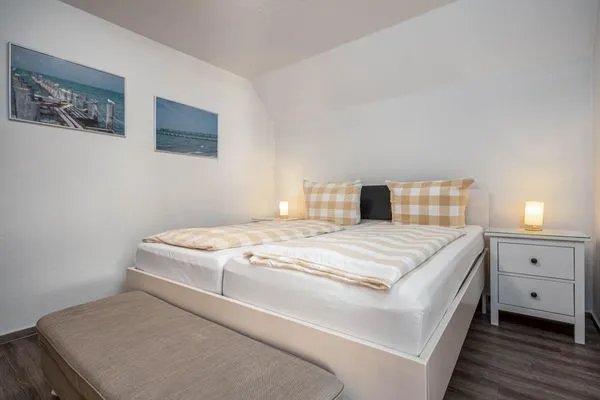 Schlafzimmer mit Doppelbett  Bahnhofstraße 10 - Wohnung 3