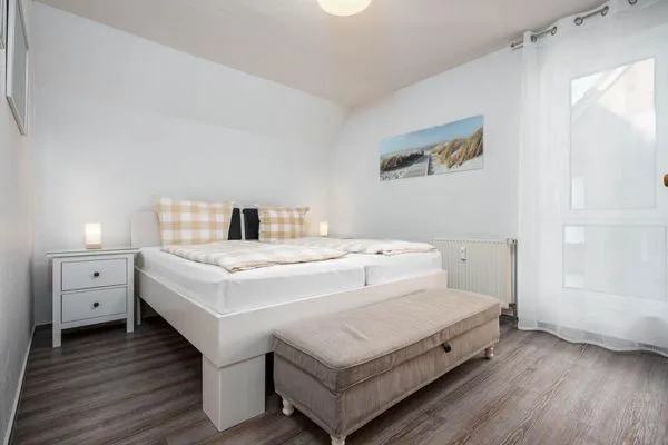 Schlafzimmer mit Doppelbett und Nachttischen  Bahnhofstraße 10 - Wohnung 3