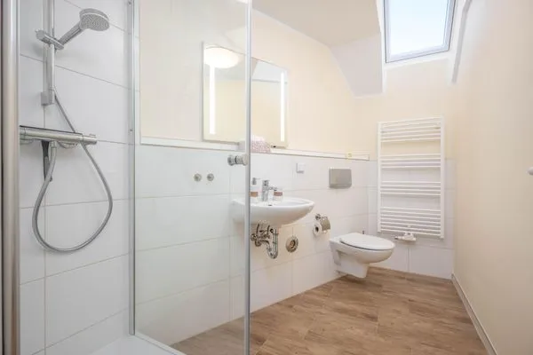 Badezimmer mit Dusche und WC  Bahnhofstraße 10 - Wohnung 3