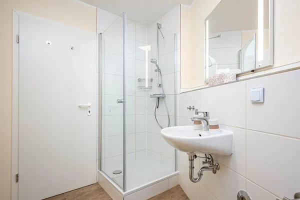 Badezimmer mit Dusche  Bahnhofstraße 10 - Wohnung 3