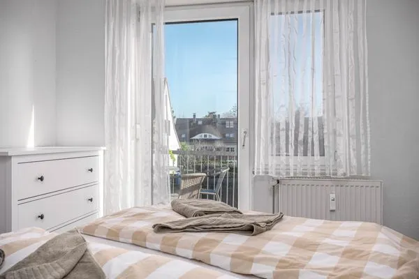 2. Schlafzimmer mit Blick zum Balkon  Bahnhofstraße 10 - Wohnung 3