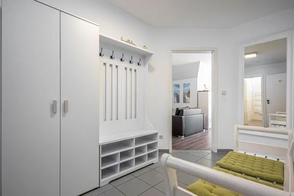Eingangsbereich mit Garderobe und Blick ins Wohnzimmer  Bahnhofstraße 10 - Wohnung 3